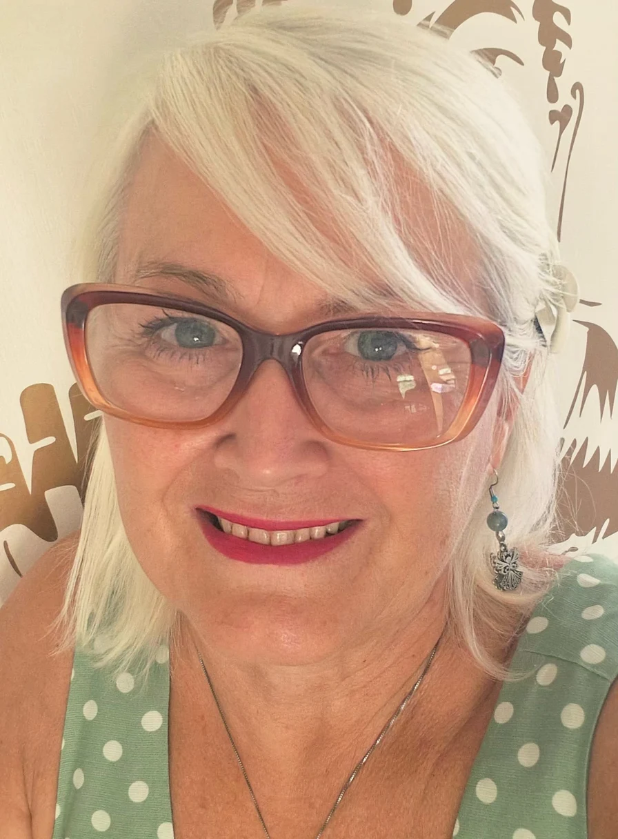 Portrait de Lucie M., énergéticienne Fondettes, souriante dans son cabinet